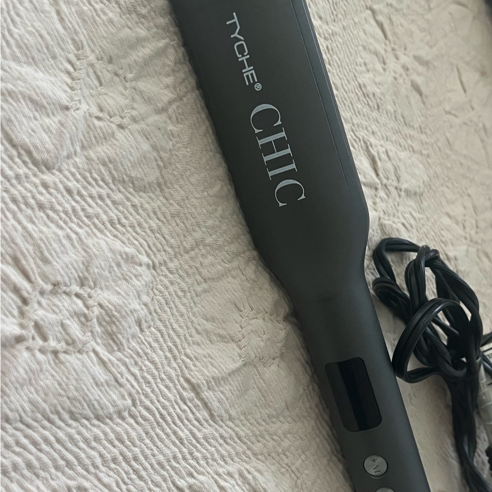 Tyche Chic Hair Straightener in Dark Gray